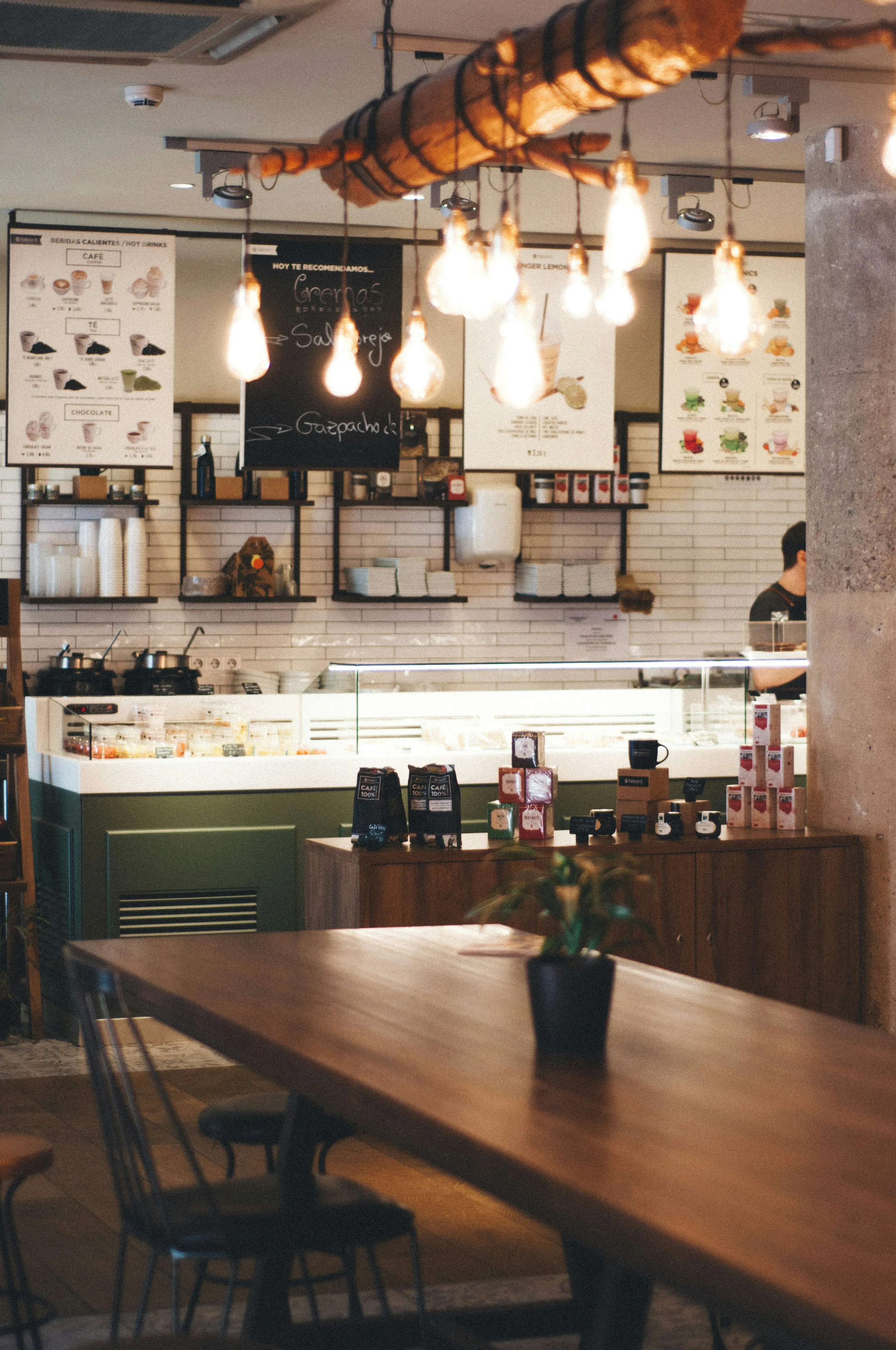 あたたかな裸電球と木のテーブルが並ぶ、なぎさの店内